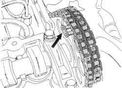 Установка соединительного звена-замка в приводную цепь (данную операцию необходимо проводить со стороны, указанной стрелкой)