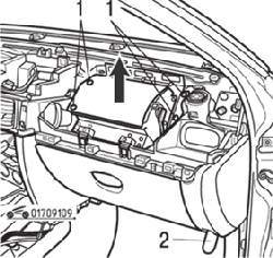 Болты (1) крепления модуля подушки безопасности переднего пассажира и нижний винт (2) крепления правой стороны панели приборов